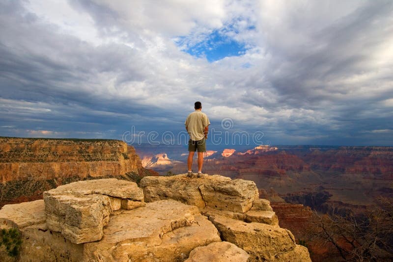Viandante sul picco in grande canyon fotografia stock Viandante sul picco in grande canyon fotografia stock