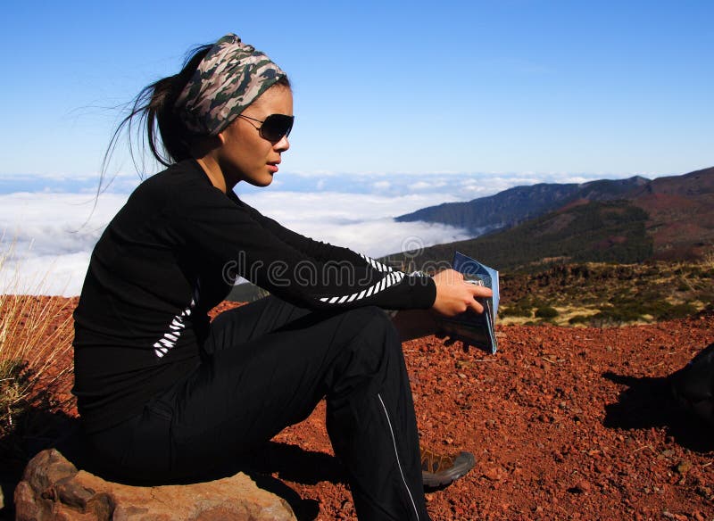 Viandante sul vulcano fotografia stock Viandante sul vulcano fotografia stock