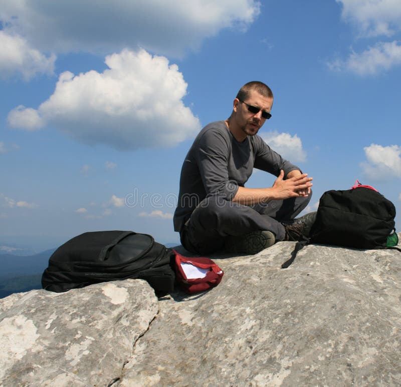 Viandante sulla cima della montagna immagine stock Viandante sulla cima della montagna immagine stock