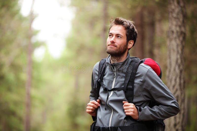 Viandante - uomo che fa un'escursione nella foresta