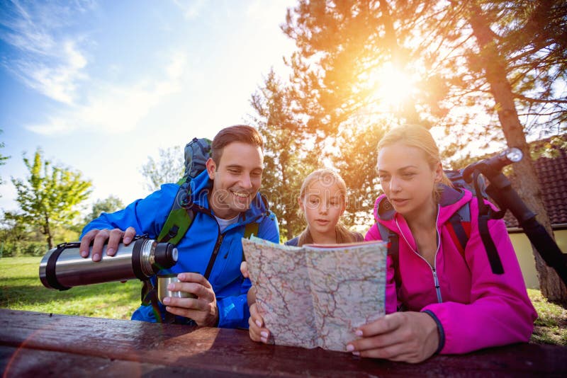Viandanti della famiglia in foresta immagine stock libera da diritti Viandanti della famiglia in foresta immagine stock libera da diritti