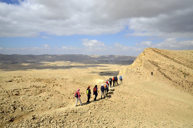 Viandanti in deserto di Negev. fotografia stock Viandanti in deserto di Negev. fotografia stock