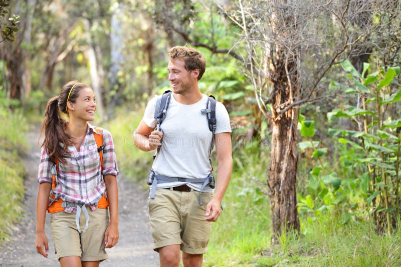 Viandanti - facendo un'escursione camminata della gente felice in foresta fotografia stock libera da diritti Viandanti - facendo un'escursione camminata della gente felice in foresta fotografia stock libera da diritti