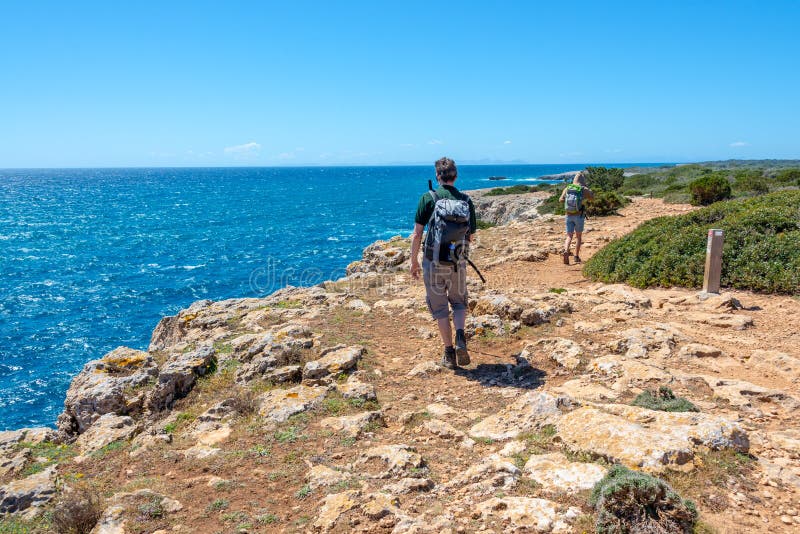 Viandanti su un percorso costiero dal mare in Menorca, Balearic Island Spagna