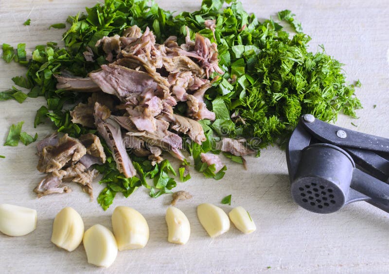 Viande avec les clous de girofle entiers de l'ail et des herbes fraîches sur un boa en bois image libre de droits Viande avec les clous de girofle entiers de l'ail et des herbes fraîches sur un boa en bois image libre de droits