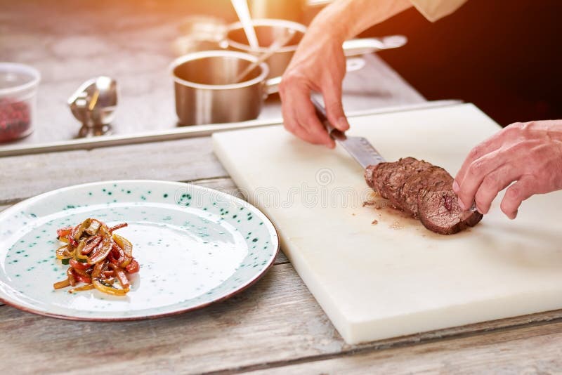 Viande coupée en tranches sur la planche à découper image libre de droits Viande coupée en tranches sur la planche à découper image libre de droits