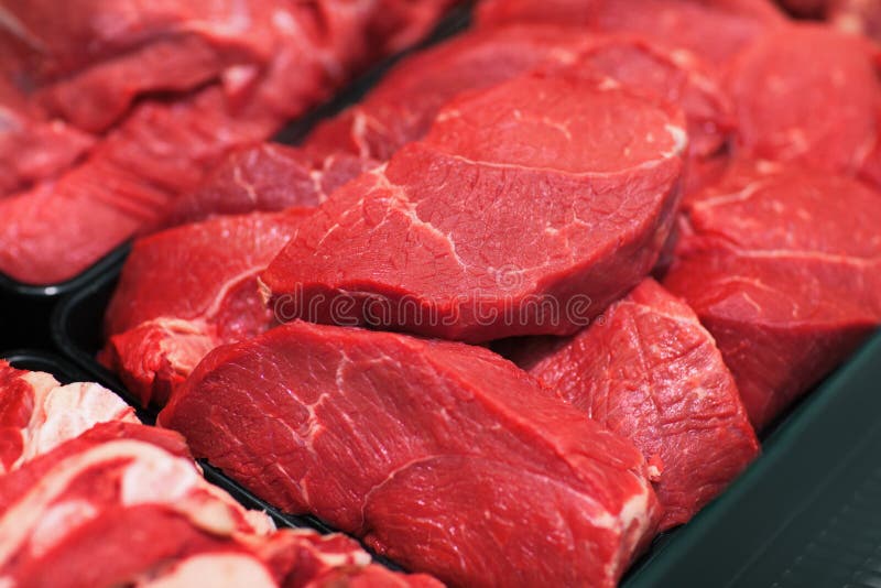 Viande crue dans l'hypermarché photographie stock libre de droits Viande crue dans l'hypermarché photographie stock libre de droits