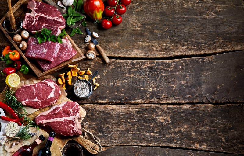 Viande crue et produit frais avec l'espace rustique de copie photographie stock Viande crue et produit frais avec l'espace rustique de copie photographie stock