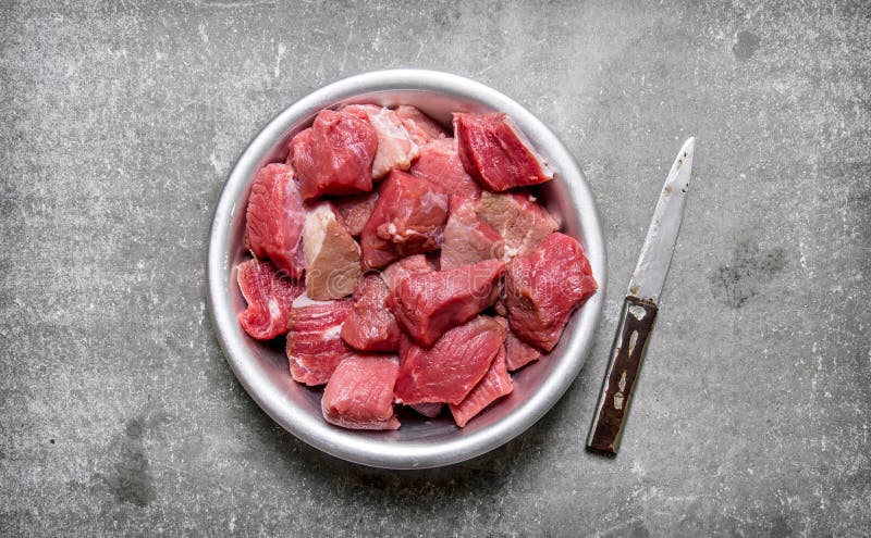 Viande crue hachée dans une cuvette avec un couteau images stock Viande crue hachée dans une cuvette avec un couteau images stock