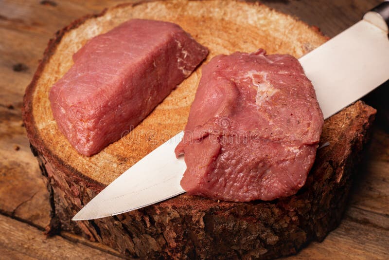 Viande De Gibier. Morceaux De Viande Sur Papier Parchemin Sur Fond De Bois.  Viande De Chevreuil De Haute Qualité. Image stock - Image du goulache,  prime: 238862187