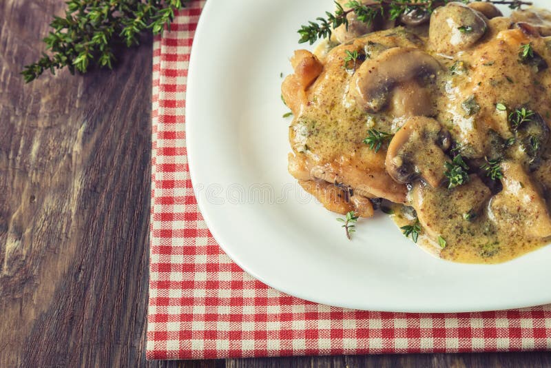 Viande de poulet avec la sauce aux champignons et le thym images libres de droits Viande de poulet avec la sauce aux champignons et le thym images libres de droits