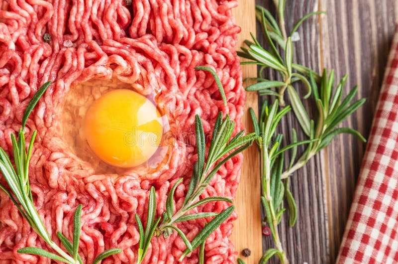 Viande fraîche de boeuf haché avec l'oeuf et les assaisonnements photos libres de droits Viande fraîche de boeuf haché avec l'oeuf et les assaisonnements photos libres de droits