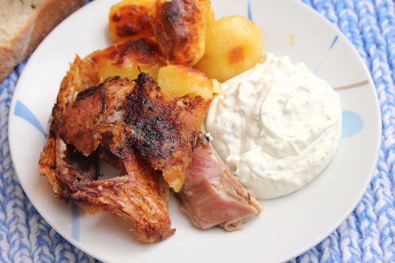 Viande grillée avec des pommes de terre photos libres de droits Viande grillée avec des pommes de terre photos libres de droits