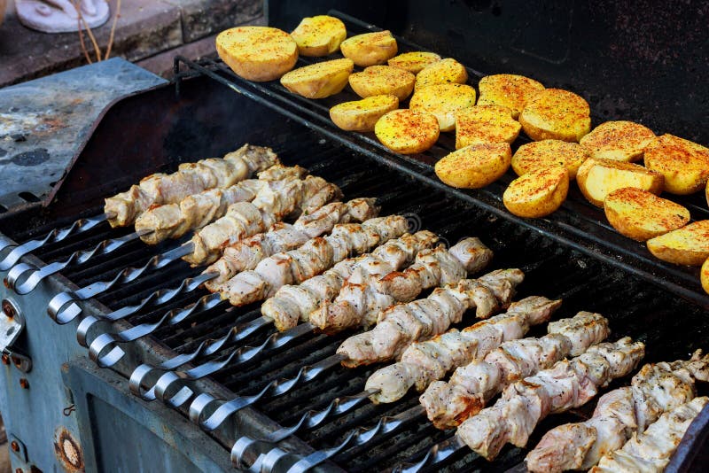 Viande grillée avec les pommes de terre frites et viande aussi bien que chiches-kebabs photo libre de droits Viande grillée avec les pommes de terre frites et viande aussi bien que chiches-kebabs photo libre de droits
