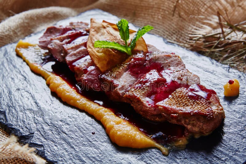 Viande grillée, canard découpé en tranches images libres de droits Viande grillée, canard découpé en tranches images libres de droits