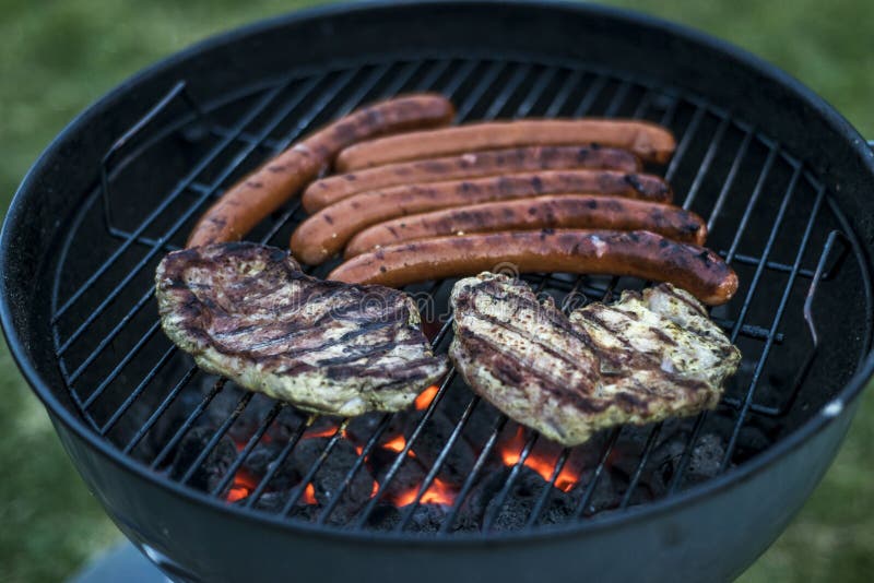 Viande grillée délicieuse au-dessus de charbon sur le BBQ de gril de barbecue photos libres de droits Viande grillée délicieuse au-dessus de charbon sur le BBQ de gril de barbecue photos libres de droits