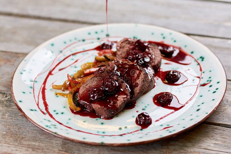 Viande hachée de boeuf avec de la sauce à cerise images stock Viande hachée de boeuf avec de la sauce à cerise images stock