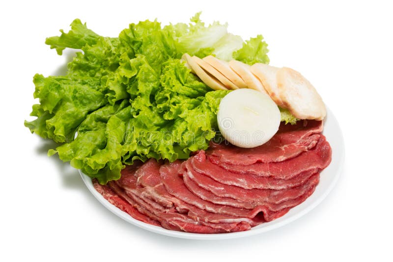 Viande légèrement coupée en tranches fraîche crue avec de la laitue photos stock Viande légèrement coupée en tranches fraîche crue avec de la laitue photos stock