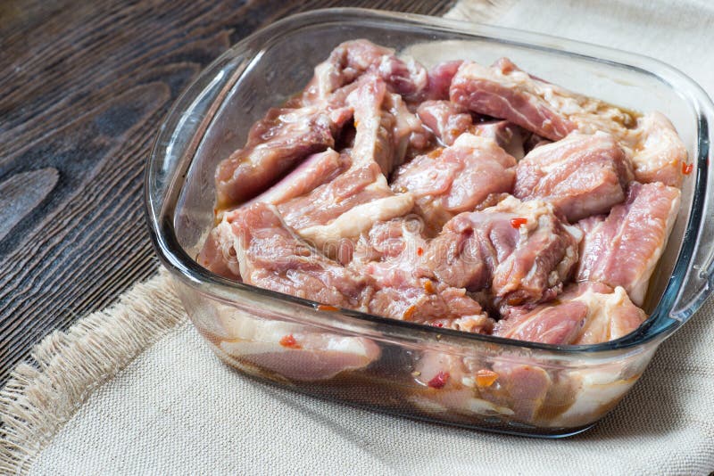 Viande marinée avec le vin rouge et les légumes images stock Viande marinée avec le vin rouge et les légumes images stock