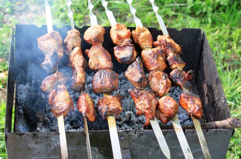 Viande rouge délicieuse sur le gril pendant la préparation du chiche-kebab images stock Viande rouge délicieuse sur le gril pendant la préparation du chiche-kebab images stock