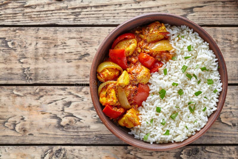 Viande épicée indienne de piments de cari de jalfrezi de poulet avec le riz basmati et les légumes dans le plat d'argile images libres de droits Viande épicée indienne de piments de cari de jalfrezi de poulet avec le riz basmati et les légumes dans le plat d'argile images libres de droits