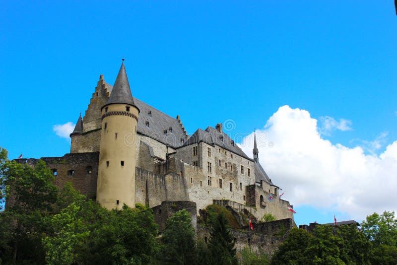 Staré a obnovený hrad Vianden na modrej oblohe v pozadí , Luxembursko, Európe.