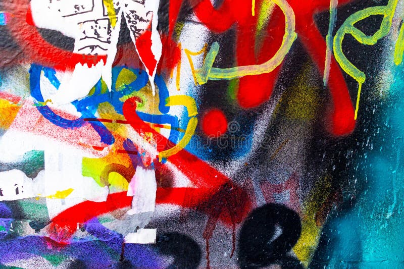 Vibrant Abstract Street Art Graffiti in Bold Red Blue Yellow mit 90er Urban Edge lizenzfreies stockfoto
