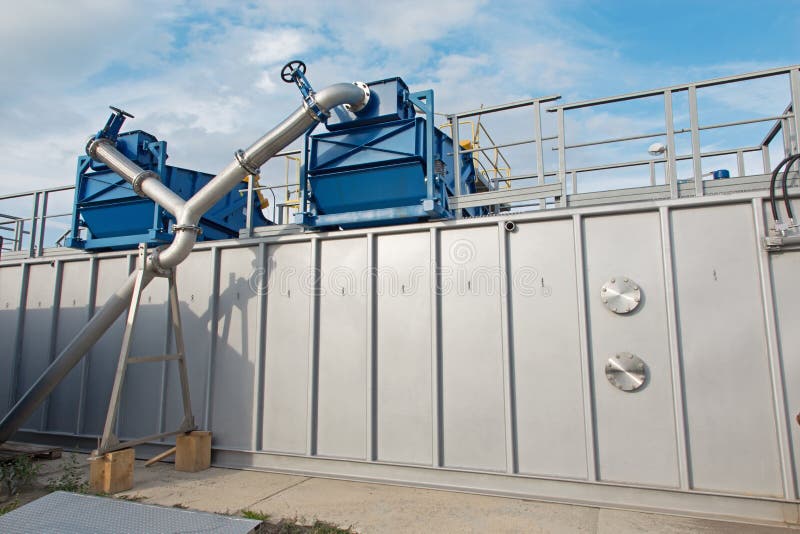 Vibrating screen stock image. Image of dewatering, machine 33962989