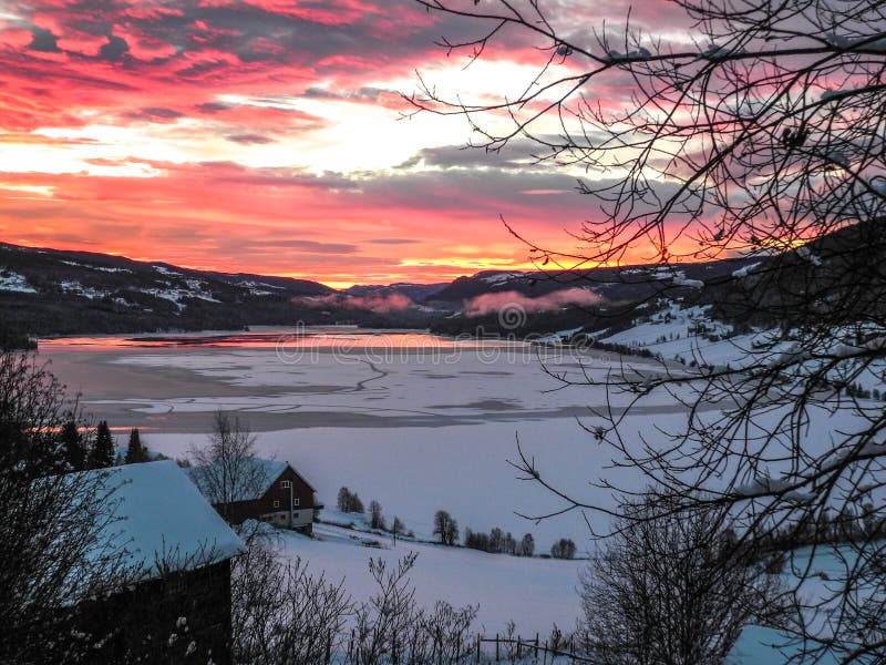 Vibrierender Sonnenaufgang über See in der Winterlandschaft lizenzfreies stockbild Vibrierender Sonnenaufgang über See in der Winterlandschaft lizenzfreies stockbild