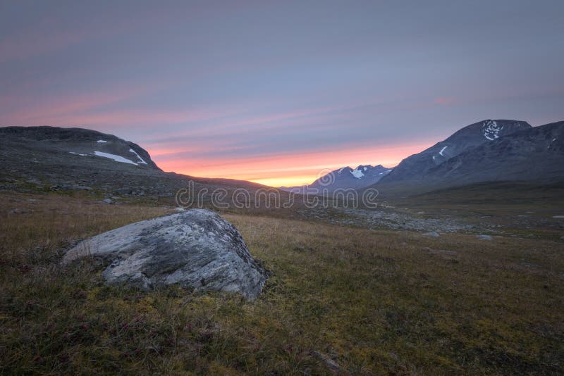 Vibrierender Sonnenuntergang über dem felsigen Sarek plains Schweden stockbilder Vibrierender Sonnenuntergang über dem felsigen Sarek plains Schweden stockbilder