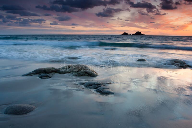 Vibrierender Strandsonnenuntergang stockfotografie Vibrierender Strandsonnenuntergang stockfotografie
