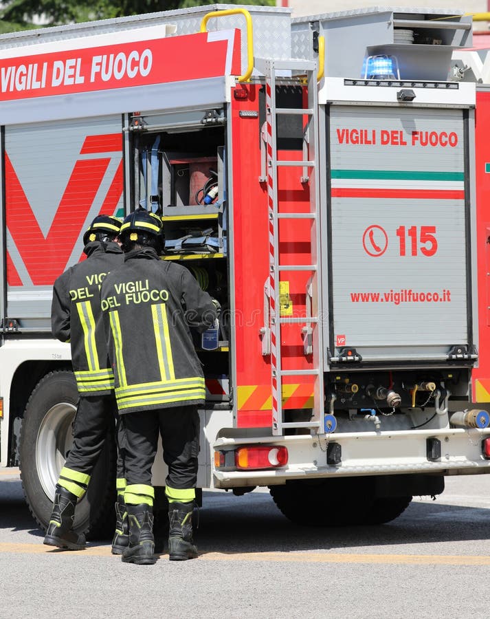 Vicenza vi italia 23 may 2024 : camión de bomberos italiano con número de teléfono 115 a llamar en caso de emergencia y bomberos fotos de archivo