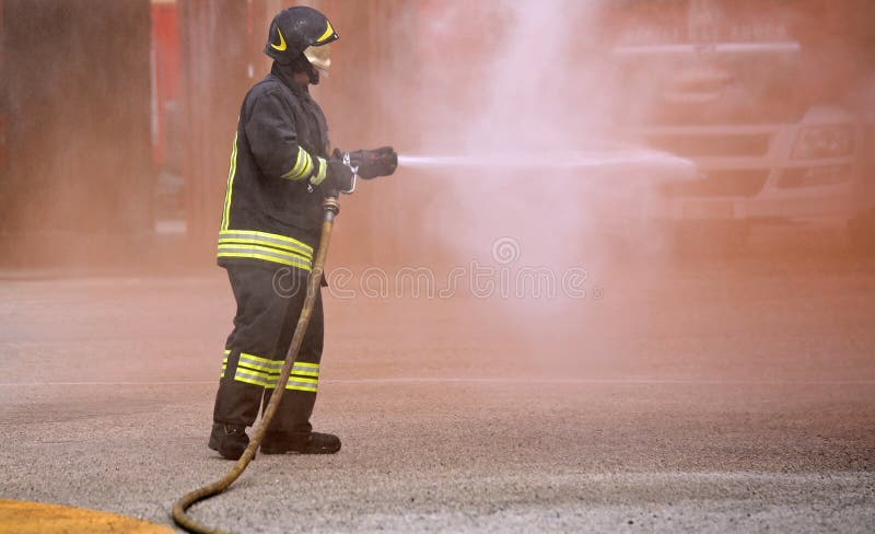 Vicenza VI, Italien - Maj 10, 2018: italiensk brandman med likformign royaltyfria foton Vicenza VI, Italien - Maj 10, 2018: italiensk brandman med likformign royaltyfria foton