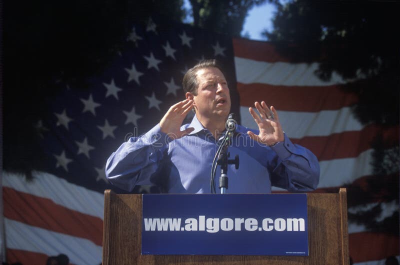 Vicepresidentet Al Gore delta i en kampanj för den demokratiska presidentnomineringen på Lakewood parkerar i Sunnyvale, Kaliforni royaltyfri fotografi Vicepresidentet Al Gore delta i en kampanj för den demokratiska presidentnomineringen på Lakewood parkerar i Sunnyvale, Kaliforni royaltyfri fotografi