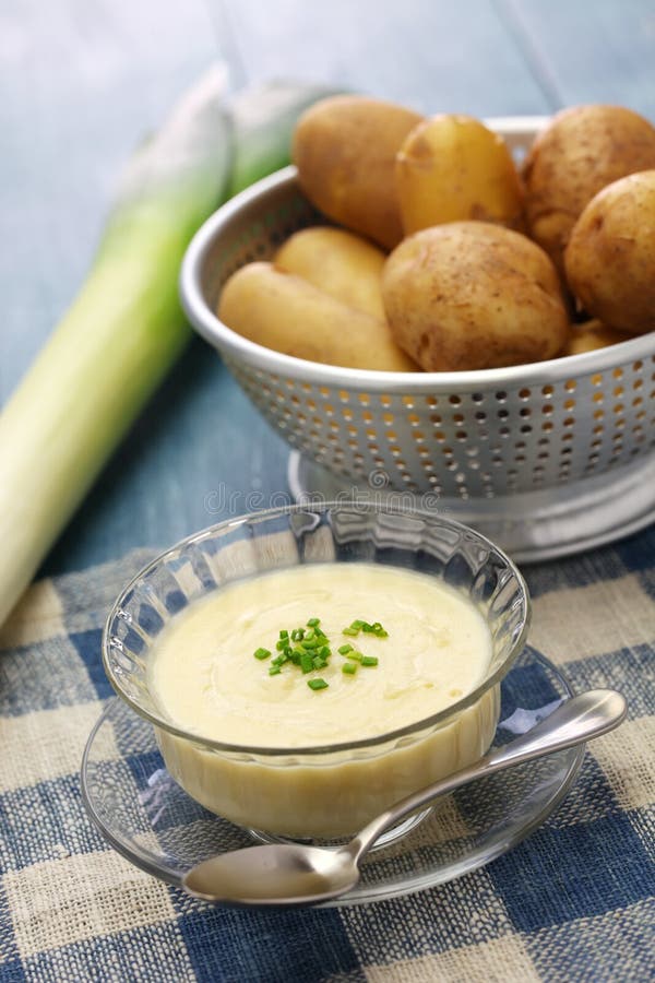 Vichyssoise-Kartoffel Und Porree-Suppe Stockfoto - Bild von ...