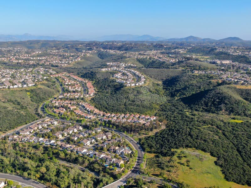 Vicinanza suburbana di vista aerea con le ville identiche accanto a ogni altro nella valle San Diego, California, fotografie stock Vicinanza suburbana di vista aerea con le ville identiche accanto a ogni altro nella valle San Diego, California, fotografie stock