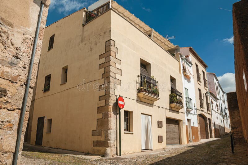 Vicolo con le vecchie case e nessun segnale stradale dell'entrata a Caceres fotografia stock Vicolo con le vecchie case e nessun segnale stradale dell'entrata a Caceres fotografia stock