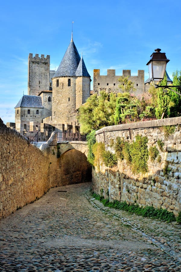 Vicolo del ciottolo attraverso la fortezza di Carcassonne, Francia immagini stock libere da diritti Vicolo del ciottolo attraverso la fortezza di Carcassonne, Francia immagini stock libere da diritti