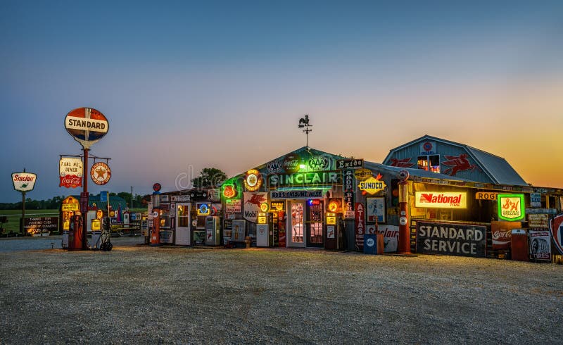 Vicolo della benzina di Bob sull'itinerario storico 66 nel Missouri fotografia stock Vicolo della benzina di Bob sull'itinerario storico 66 nel Missouri fotografia stock