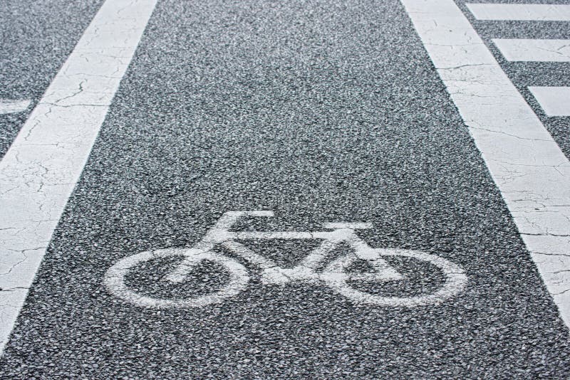 Vicolo della bici e simbolo della bici sulla via immagini stock libere da diritti Vicolo della bici e simbolo della bici sulla via immagini stock libere da diritti
