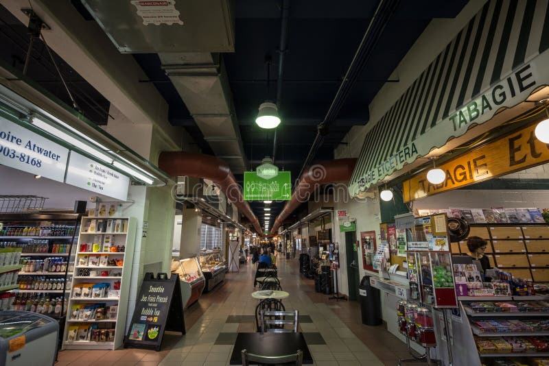 Vicolo principale dell'interno del mercato della Marche Atwater, a Montreal, la Quebec immagine stock Vicolo principale dell'interno del mercato della Marche Atwater, a Montreal, la Quebec immagine stock