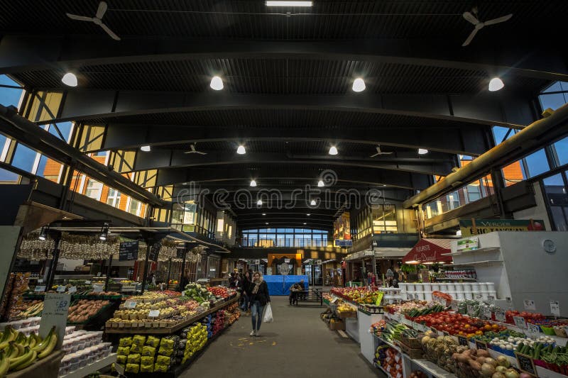 Vicolo principale della Marche Jean Talon Market con i commercianti che vendono frutti, le verdure e le drogherie immagini stock libere da diritti Vicolo principale della Marche Jean Talon Market con i commercianti che vendono frutti, le verdure e le drogherie immagini stock libere da diritti