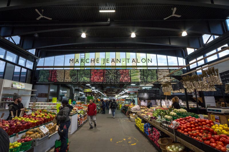 Vicolo principale della Marche Jean Talon Market con i commercianti che vendono frutti, le verdure e le drogherie fotografie stock libere da diritti Vicolo principale della Marche Jean Talon Market con i commercianti che vendono frutti, le verdure e le drogherie fotografie stock libere da diritti