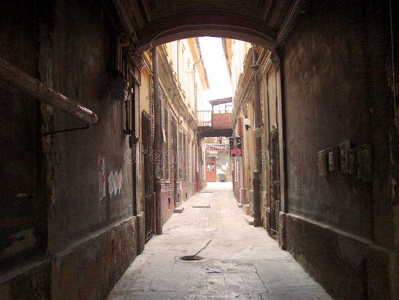 Vicolo scuro in vecchia città immagine stock libera da diritti Vicolo scuro in vecchia città immagine stock libera da diritti