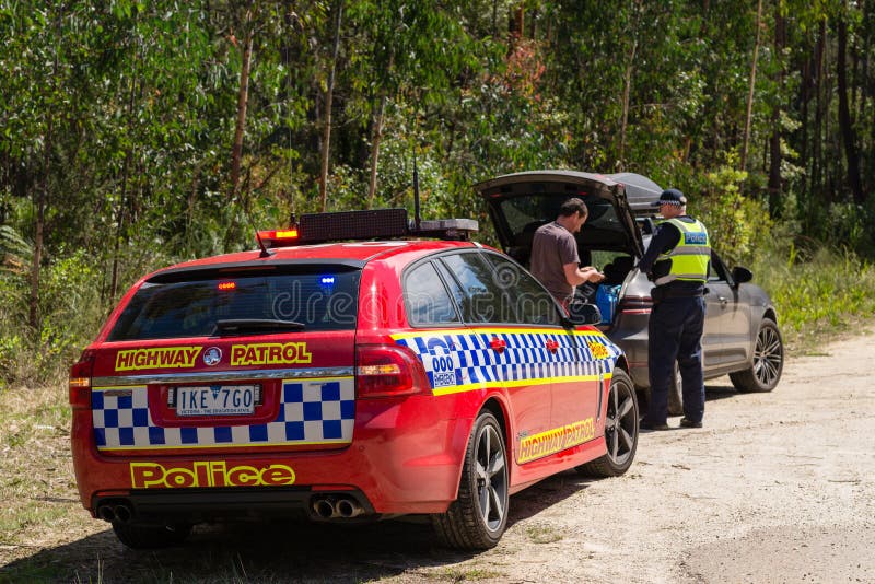 Victoria, Australien - ein Mann wird vorbei vom Landstraßenstreifenpolizisten gezogen