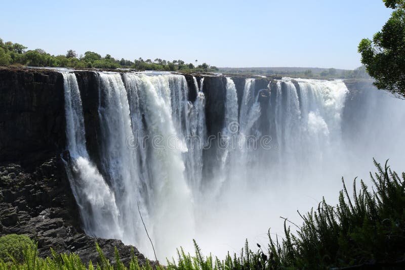 Victoria Falls, αλεσμένη άποψη από την πλευρά της Ζιμπάμπουε στοκ εικόνα με δικαίωμα ελεύθερης χρήσης Victoria Falls, αλεσμένη άποψη από την πλευρά της Ζιμπάμπουε στοκ εικόνα με δικαίωμα ελεύθερης χρήσης