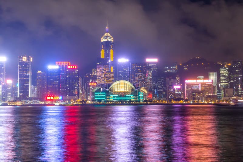 Victoria Harbor av Hong Kong City på en dimmig natt royaltyfri foto Victoria Harbor av Hong Kong City på en dimmig natt royaltyfri foto