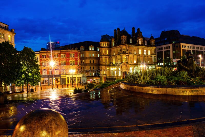 Victoria-vierkant bij nacht met verlichte gebouwen, koffie, winkels en hotels in Birmingham, het UK stock afbeeldingen Victoria-vierkant bij nacht met verlichte gebouwen, koffie, winkels en hotels in Birmingham, het UK stock afbeeldingen