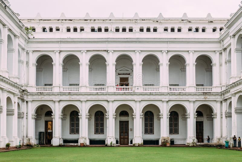 Victoriaanse architecturale stijl met centrumbinnenplaats binnen Indisch Museum, het grootst en oudst in India in Kolkata, India royalty-vrije stock afbeeldingen Victoriaanse architecturale stijl met centrumbinnenplaats binnen Indisch Museum, het grootst en oudst in India in Kolkata, India royalty-vrije stock afbeeldingen