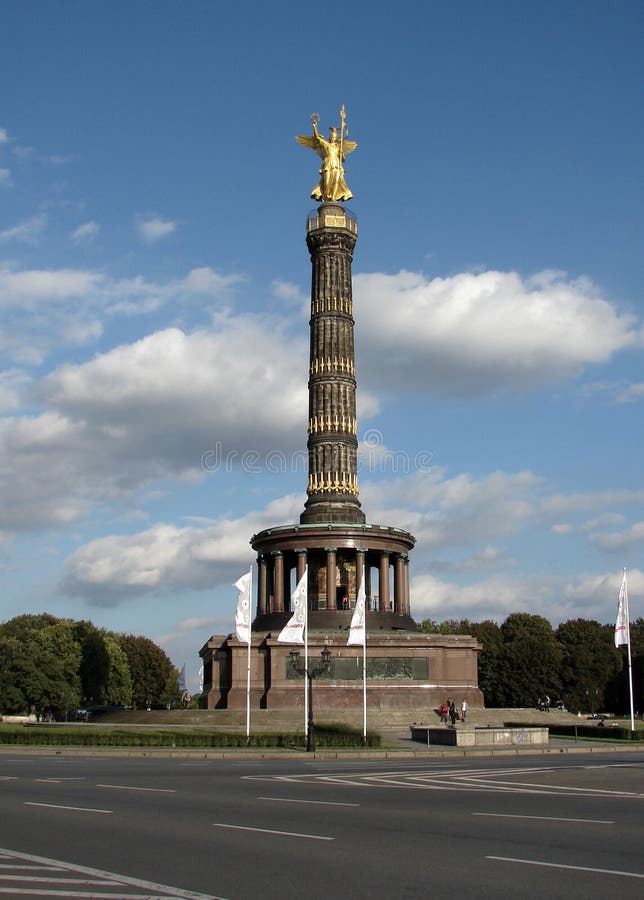 Siegessäule in Tiergarten, Mit Vergoldeten Statue Der Göttin Des Sieges  Berlin Deutschland Toppen Stockfoto - Bild von blau, architektur: 190050666